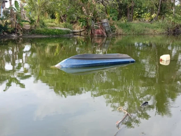 Lelaki lemas, sepupu terselamat bot dinaiki terbalik