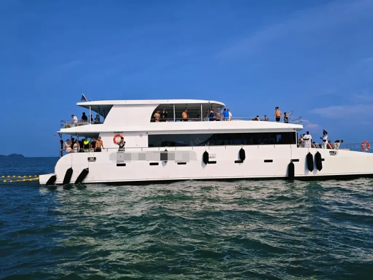 Kapal persiaran bawa penumpang berlebihan ditahan