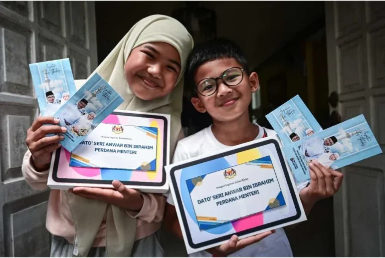 PM balas semula keikhlasan dua beradik beri duit raya di lapangan terbang