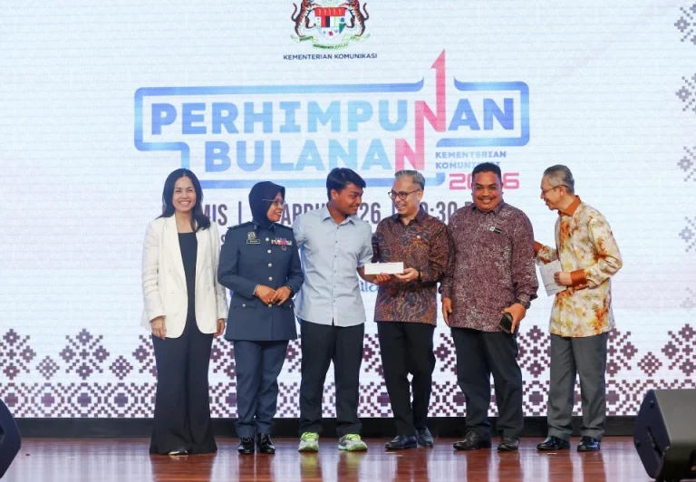 Fahmi bincang dengan Zulkifli saluran tepat sampaikan maklumat krisis Asia Barat kepada jemaah haji