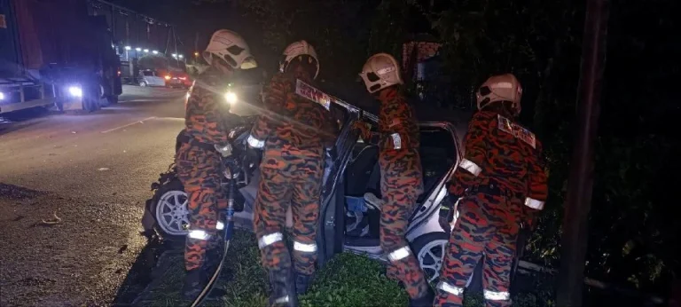 Seorang maut, seorang lagi parah Axia rempuh belakang treler