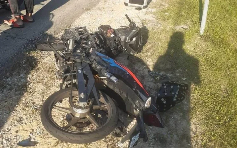Penunggang nyaris maut selepas rempuh jengkaut