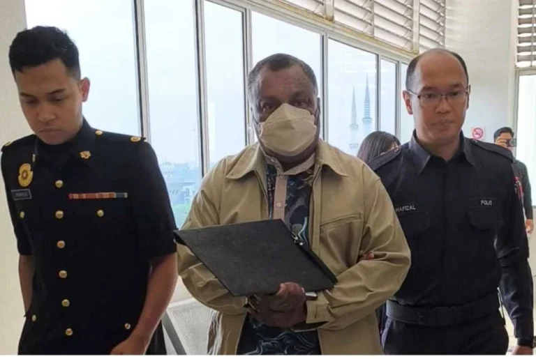 Pesara kerajaan, bekas pengerusi kuil didakwa buat tuntutan palsu RM50,000