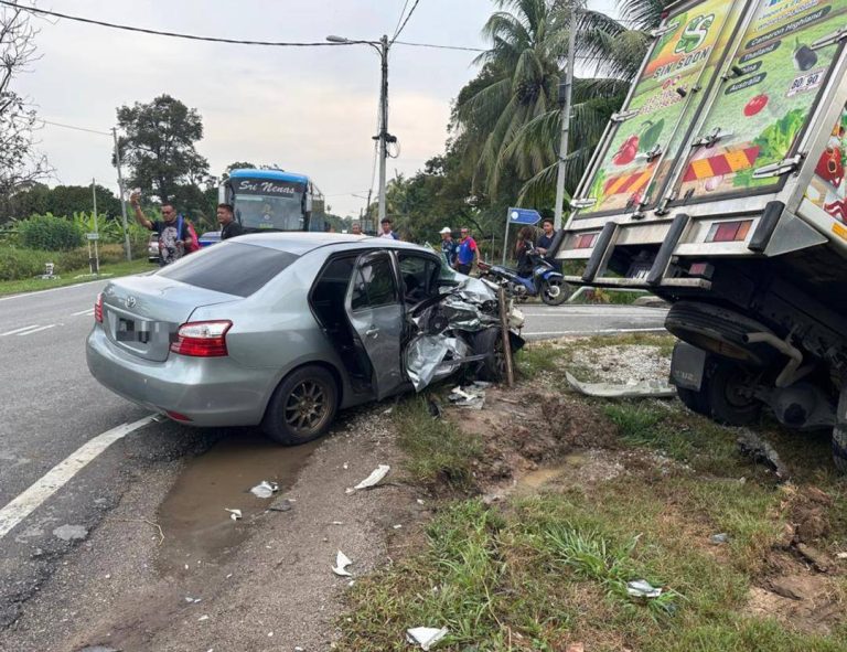Guru wanita maut kereta dipandu bertembung lori
