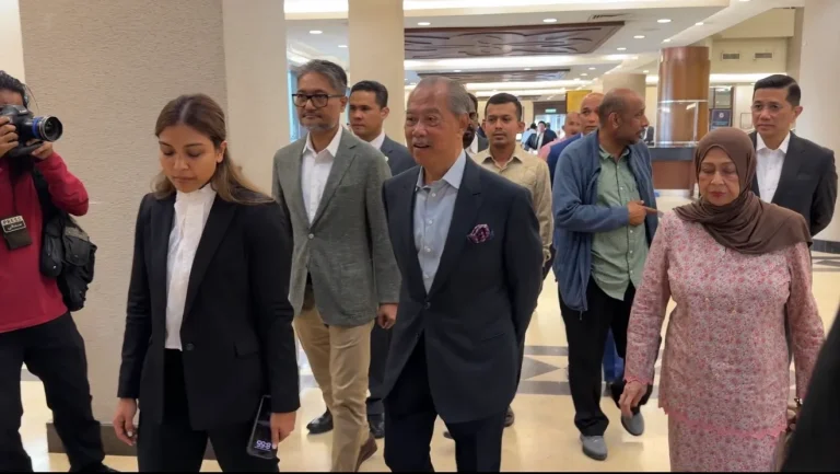 Kes Muhyiddin: Dua pegawai bank mengaku RM5 juta masuk akaun Bersatu