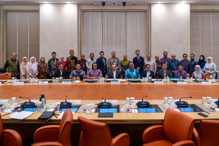 Kerajaan MADANI semarak agenda perkasa usahawan Bumiputera, sasar pelaburan GLIC RM2 bilion – PM