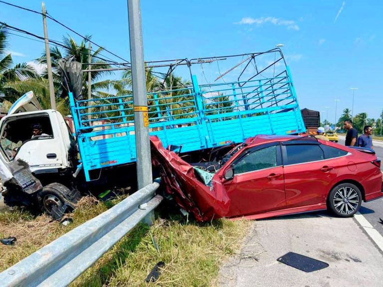 Lima cedera kemalangan kereta dan lori di Sekinchan