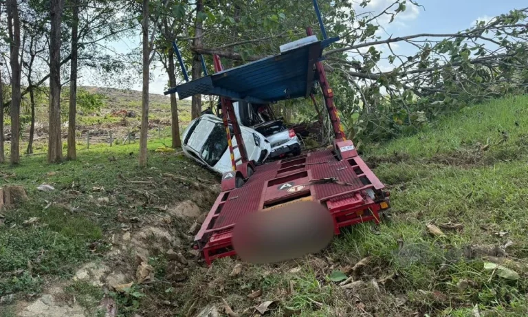Pemandu treler maut dirempuh lori selepas kenderaan terbabit kemalangan