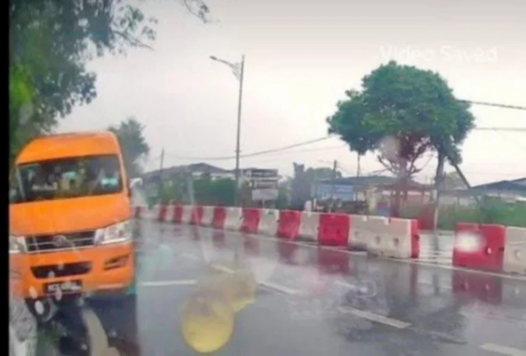 Polis tahan pemandu van sekolah lawan arus dalam hujan