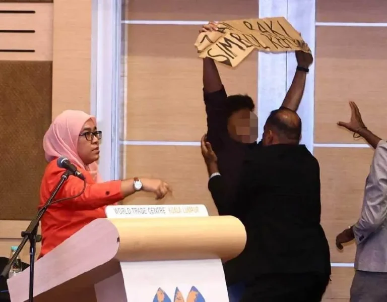 Ucaptama Azam Baki diganggu dua lelaki bawa sepanduk