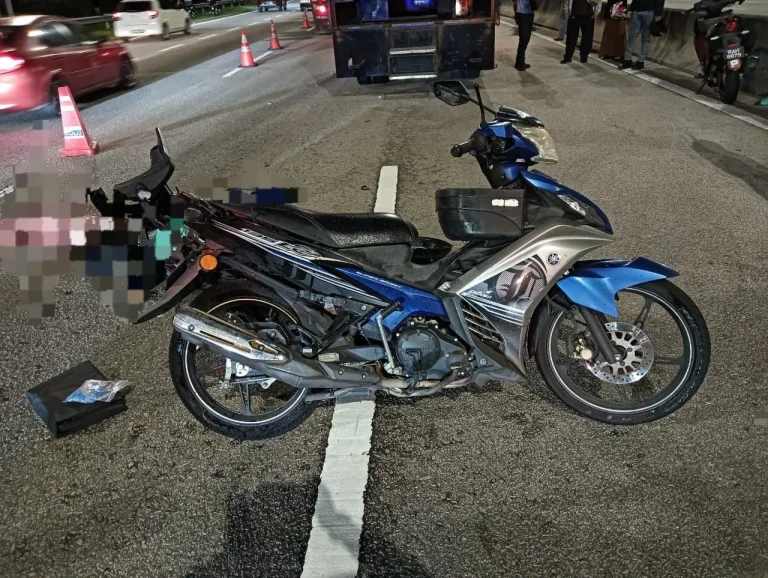 Guru maut digilis treler selepas motosikal terbabas di Lebuhraya SILK