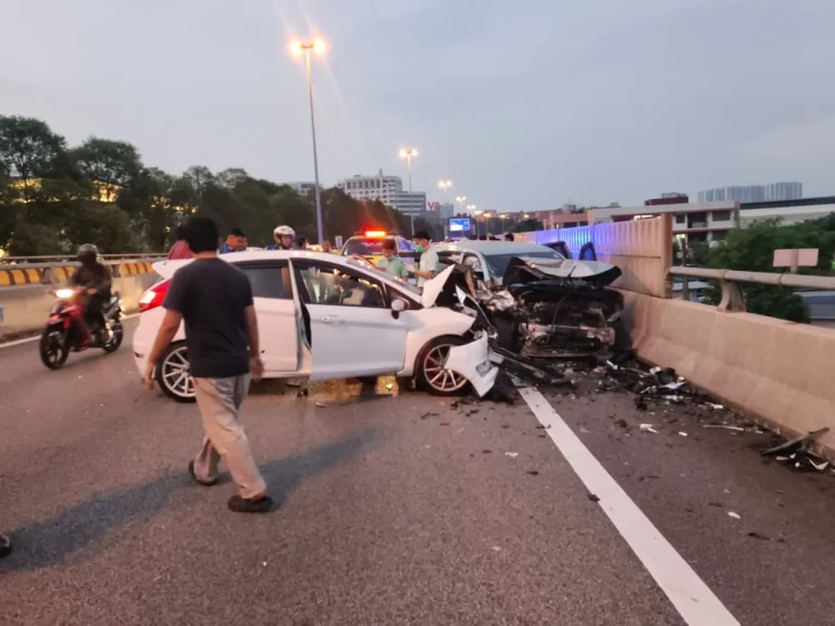 Kemalangan MEX : Seorang maut, pegawai tentera lawan arus, rempuh e-hailing