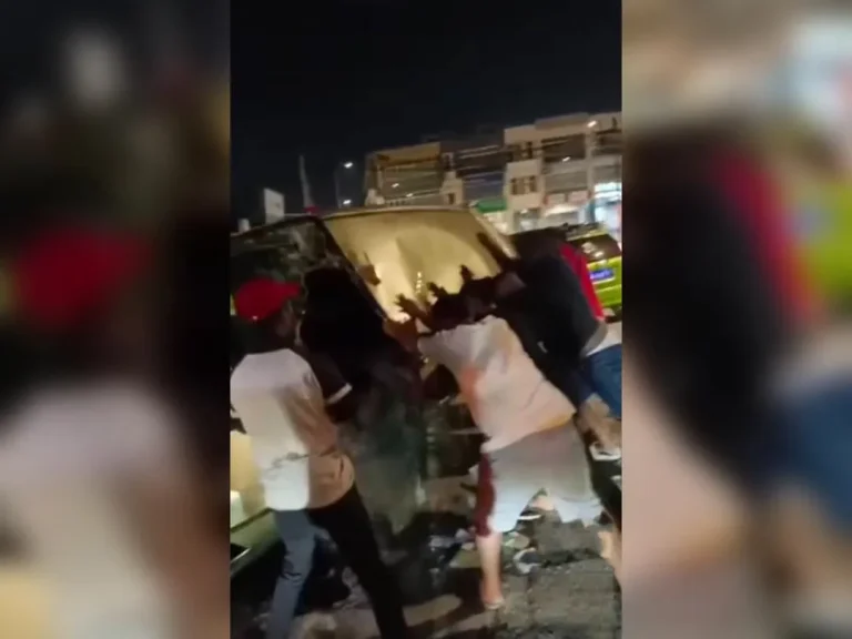 Warga emas maut, MPV terbalik langgar batu bucu rumah