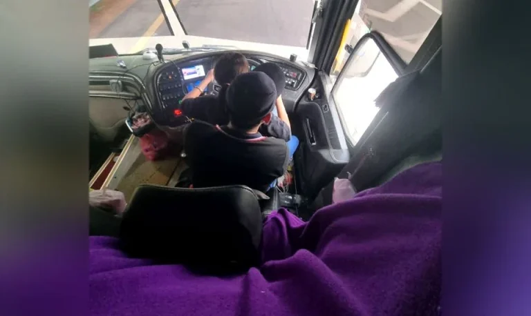 Pemandu bas ekspres riba wanita diburu polis