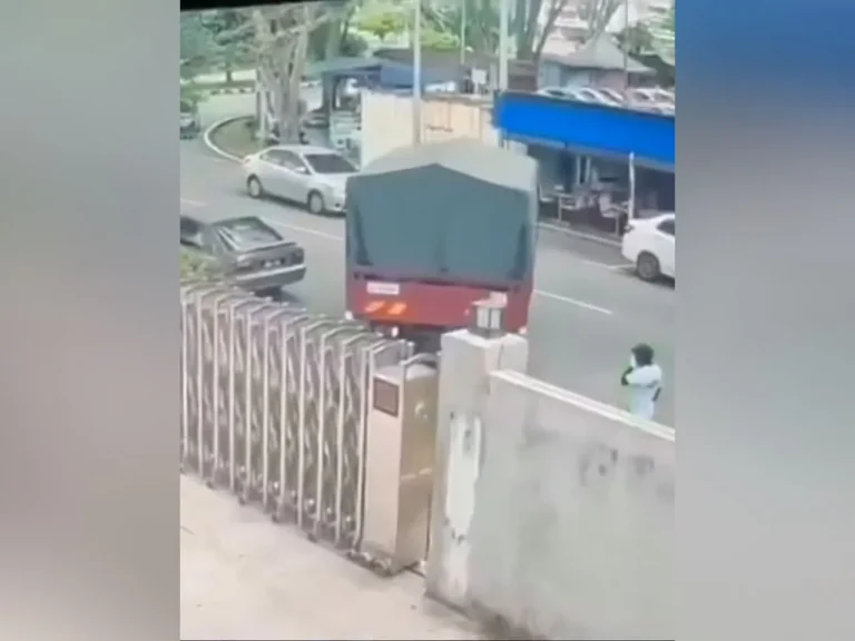 Geng rempuh pusat hiburan guna lori, polis buru suspek