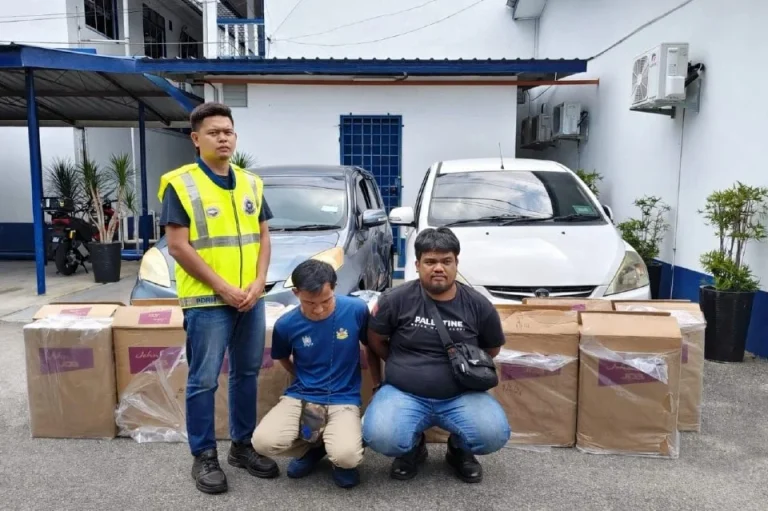 Dua sahabat dicekup bawa 260,000 rokok seludup