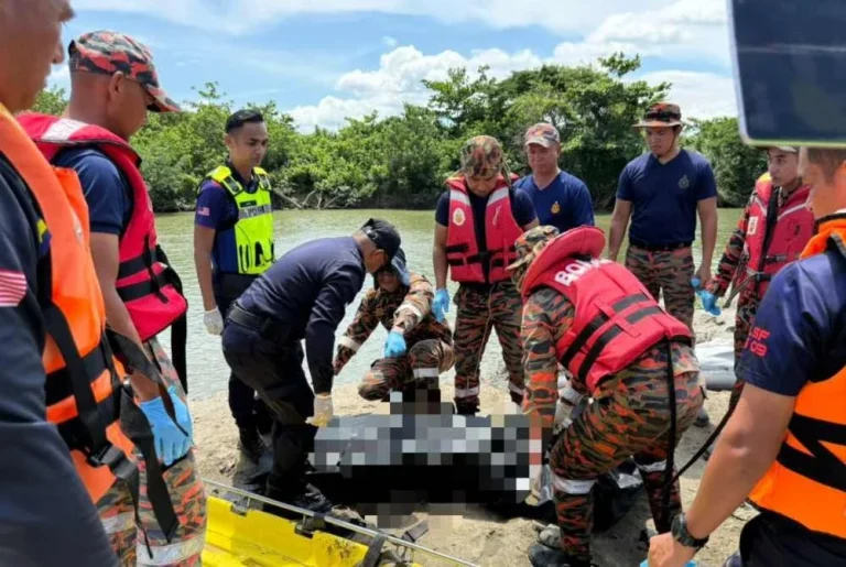Pekerja korek pasir lemas terjatuh dari bot