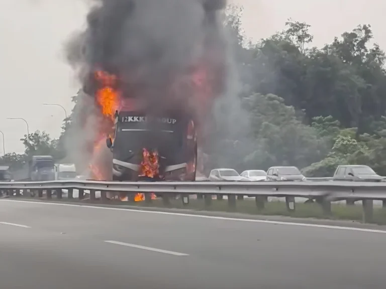 Bas ekspres bawa 16 penumpang terbakar dan terbabas di Lebuhraya PLUS