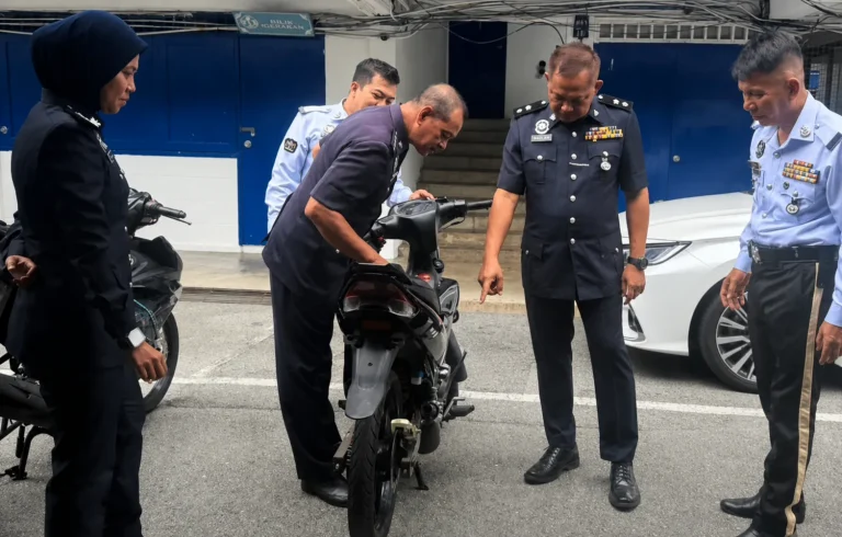 Padah ‘wheelie’ tengah malam, tiga remaja dicekup polis