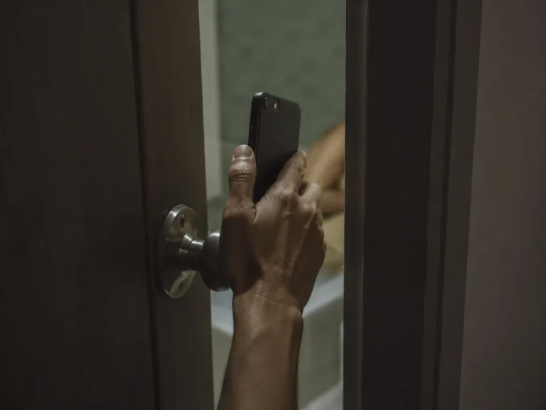 Peniaga direman 3 hari, rakam video adik kandung mandi