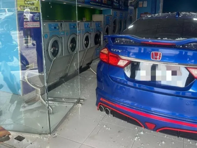 Akibat tersalah tekan pedal minyak, kereta dipandu wanita rempuh kedai dobi
