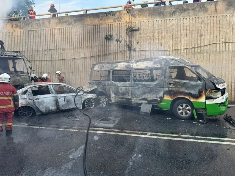 3 kenderaan terbakar selepas terlibat kemalangan, semua mangsa selamat