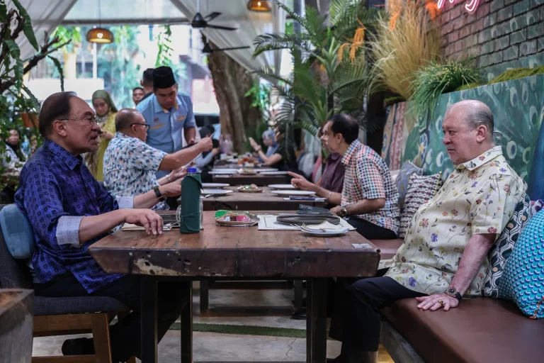 Sultan Ibrahim berkenan bersarapan dengan PM di Banglo 289