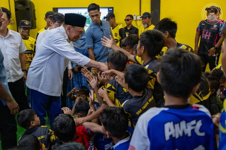 PM lancar Akademi Bola Sepak DNA Faisal Halim