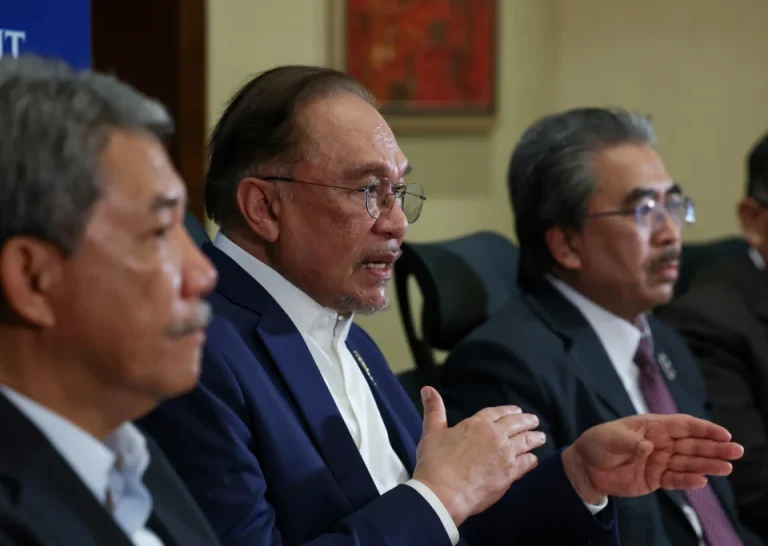Penyelarasan Petronas: Bekalan minyak, diesel negara dijamin lebih teratur – PM