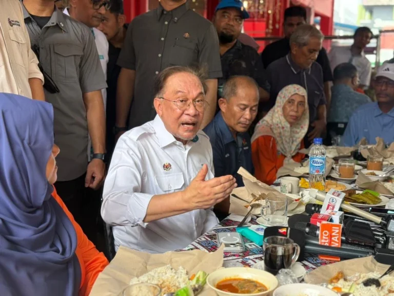 Kerajaan turun padang beri perhatian kepada peniaga kecil – PM