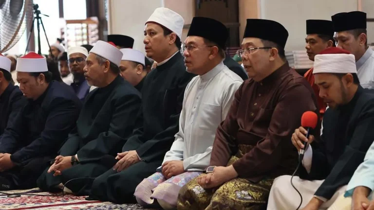Lebih 10,000 jemaah solat Aidiladha bersama PM di Masjid Putra
