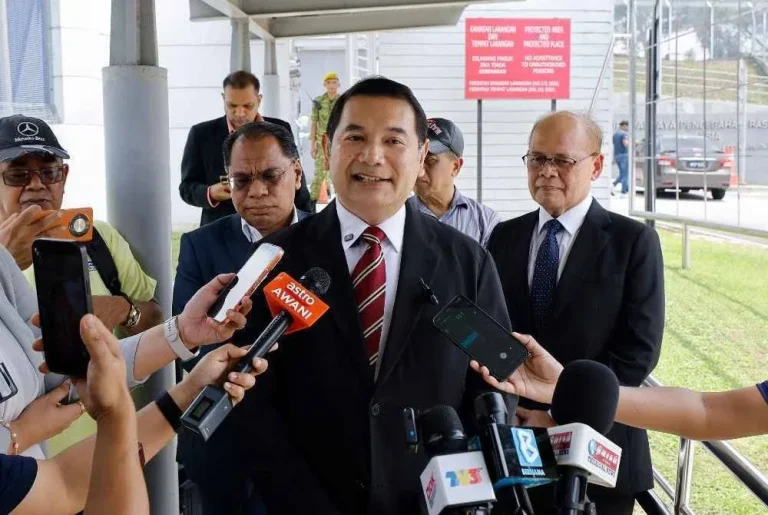 Rafizi selesai beri keterangan hari ketiga, esok perlu datang lagi