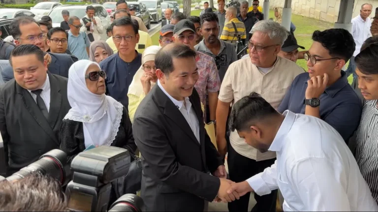 Rafizi hadir beri keterangan di SPRM kes pelaburan RM1.1 bilion