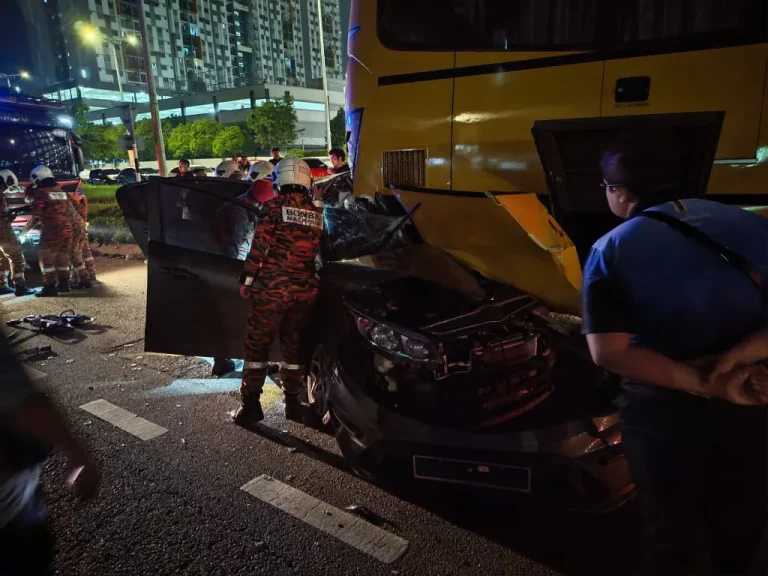 Wanita maut, tunang cedera kereta rempuh bas parkir di MRR2 arah Kepong