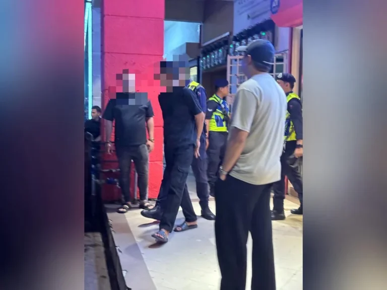 Lelaki mengamuk bersenjatakan dua pisau ditahan