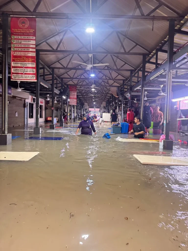 Banjir kilat setinggi empat kaki tenggelamkan kenderaan