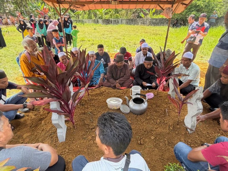 Dua beradik lemas Sungai Jeram selamat dikebumikan dalam satu liang lahad