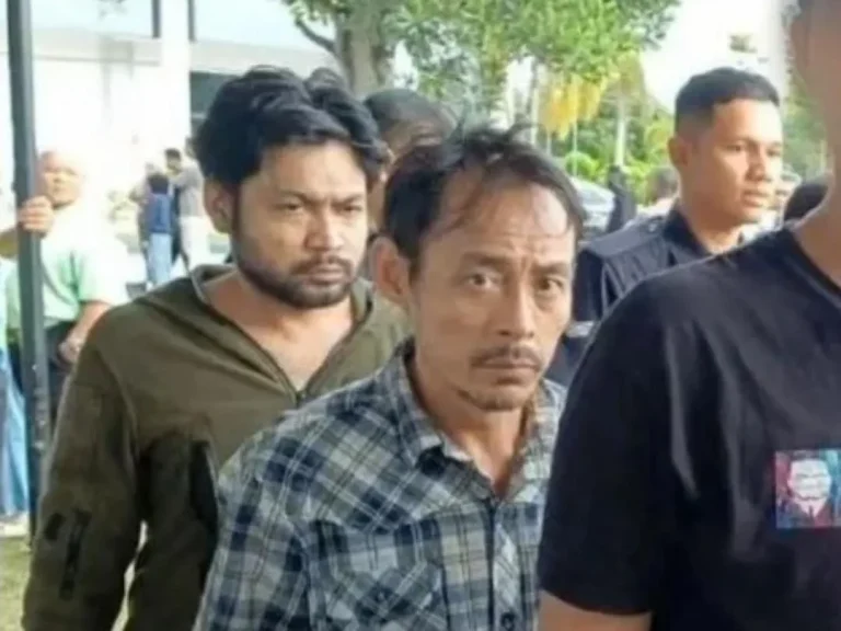 Dua ‘anak buah’ along didakwa bakar dua kereta