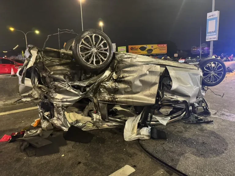 Lori dipandu laju turun bukit, rempuh kereta suami isteri di Lebuhraya SILK