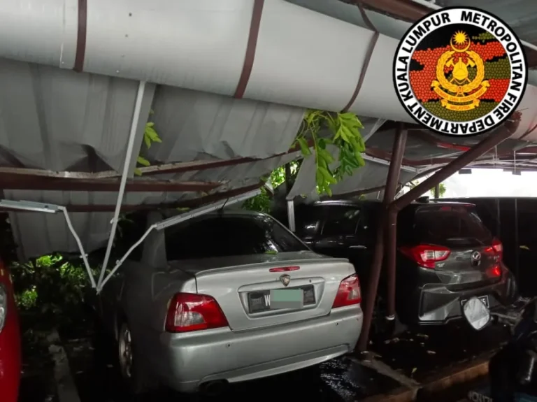 Pokok tumbang hempap 4 kereta di Sungai Besi, laluan MEX turut terjejas
