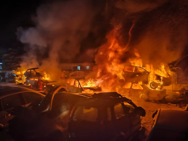 Tujuh kereta terpakai musnah dalam kebakaran
