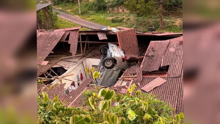 Axia ‘terbang’ hentam bumbung rumah