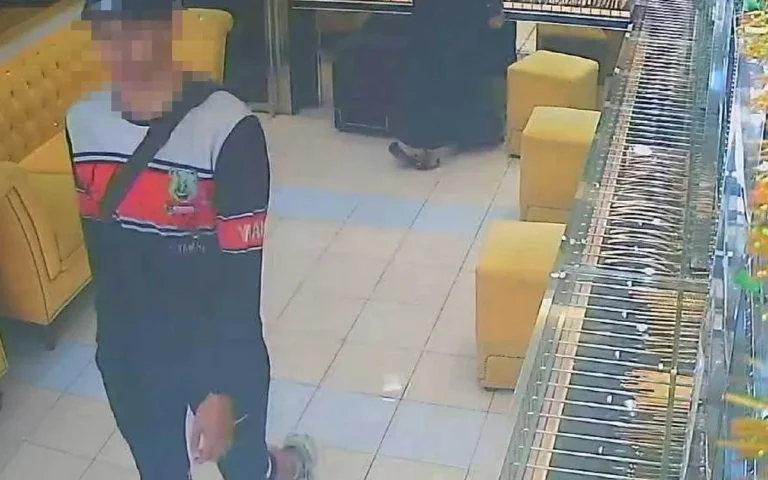 Lelaki pura-pura beli cincin, larikan barang kemas RM26,000