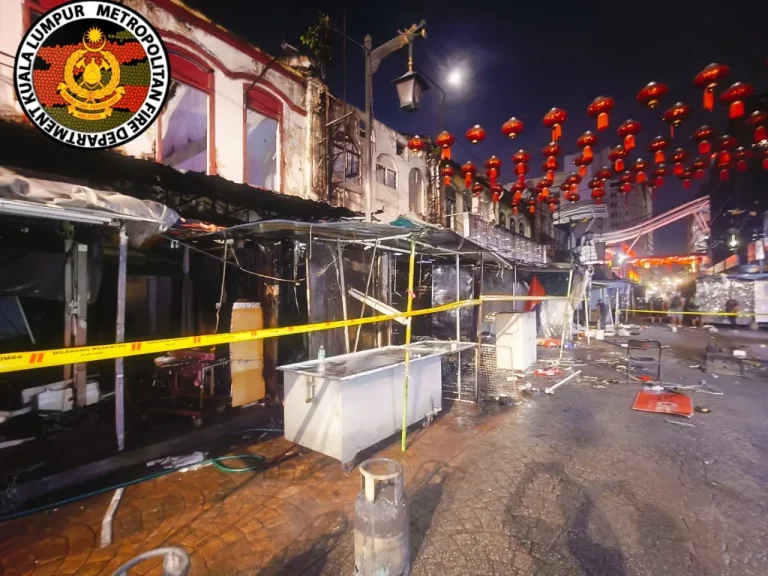 Tiga kiosk musnah terbakar di Petaling Street