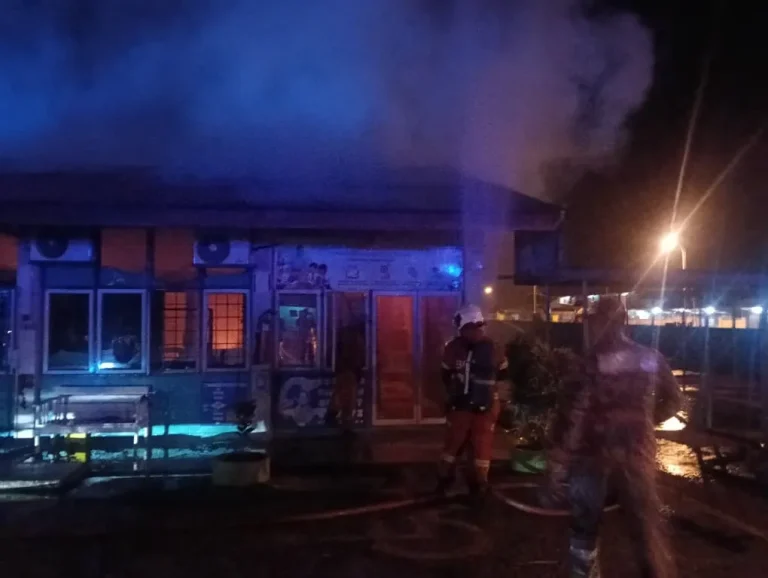 Dua bilik SK Parit Serong terbakar awal pagi