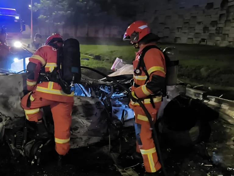 BMW dipandu laju terbabas dan terbakar, dua penuntut universiti rentung