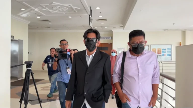 Guru muzik mengaku tidak bersalah amang seksual 6 pelajar perempuan