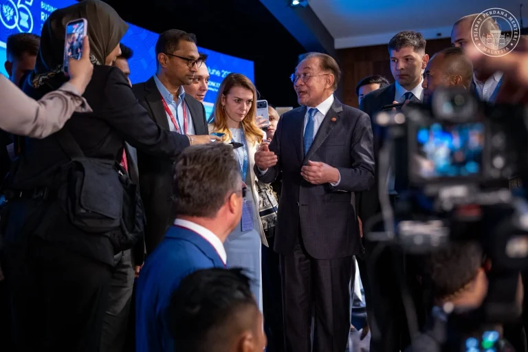 Anwar bincang hubungan ASEAN-Rusia, budaya dan isu global dengan media antarabangsa