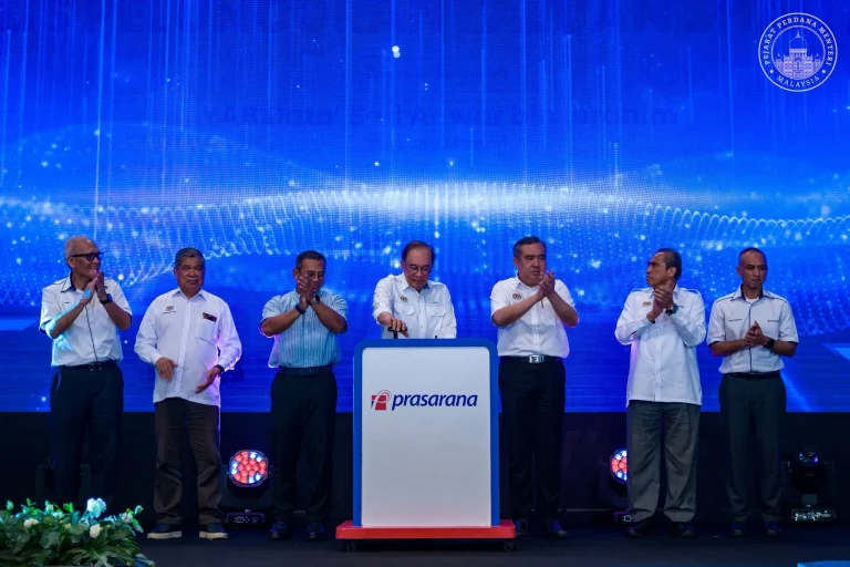 Bangunkan projek perumahan rakyat berdekatan perkhidmatan tren LRT – PM