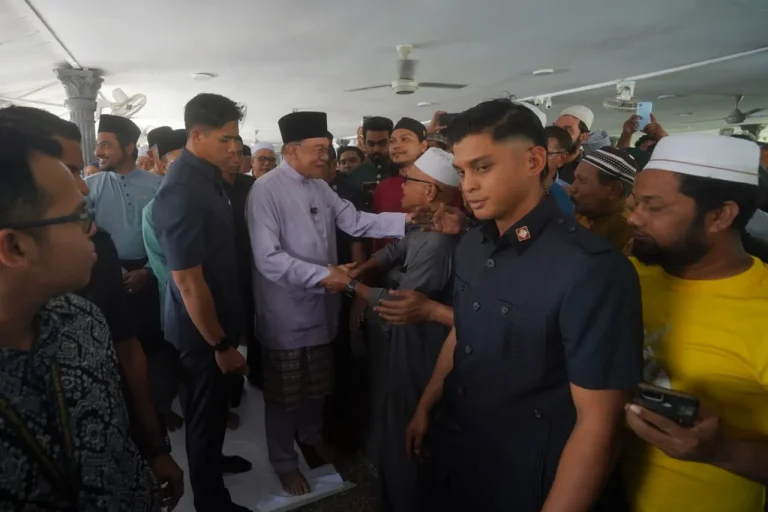 `Saya tidak ‘terkulai’ dengan pujian, akan terus berusaha tingkat prestasi’ – PM